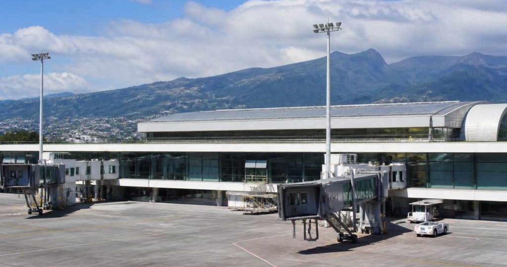 Aéroport Rolland Garros Saint-Denis La Réunion : compagnies, vols et accès à l’île