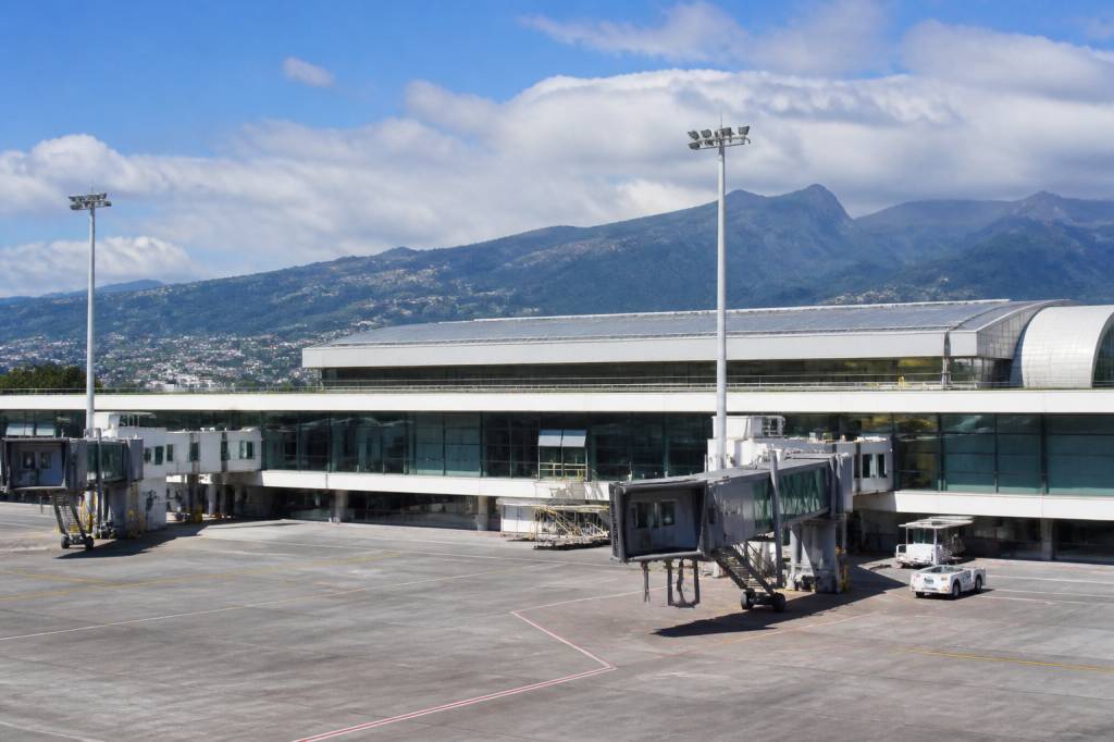 Aéroport Rolland Garros Saint-Denis La Réunion : compagnies, vols et accès à l’île